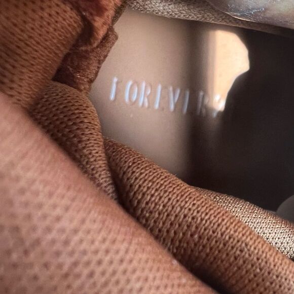 Brown/tan velvet boots
Forever 21 Sz 8 - Picture 5 of 16